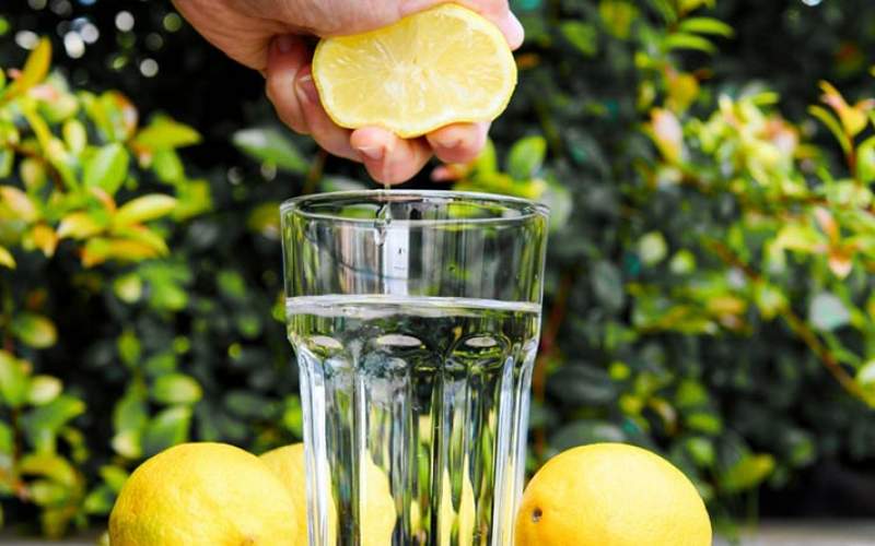 ۹ مزیت نوشیدن آب گرم و لیمو ترش