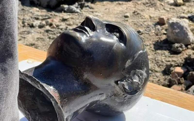 کشف مجسمه‌های ۲۳۰۰ ساله در یک گرمابه