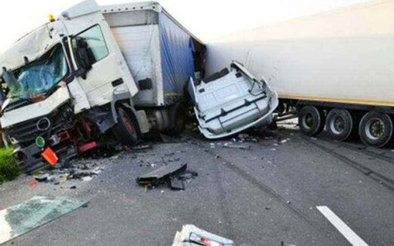 واژگونی مرگبار کامیون روی خودروی سواری
