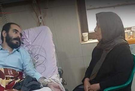 انتشار تصویری از دیدار حسین رونقی با مادرش