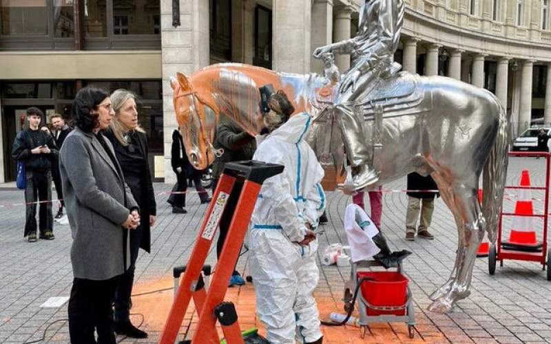 معترضان محیط‌زیستی به یک مجسمه حمله کردند