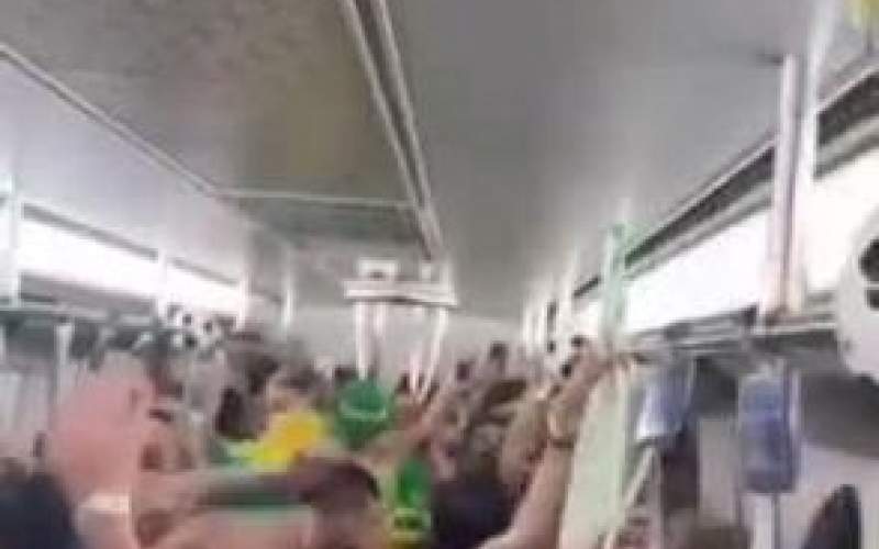 جشن و پایکوبى طرفداران برزیل در متروی قطر