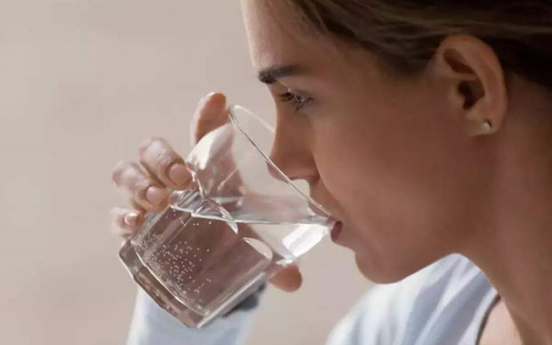 آیا باید روزانه هشت لیوان آب بنوشید؟