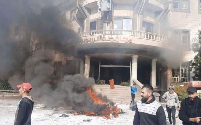 حمله معترضان به استانداری سویدای سوریه