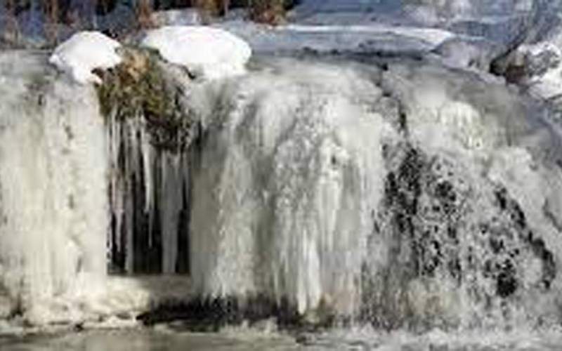 تصویری رویایی از آبشار یخی مرادیه در ترکیه