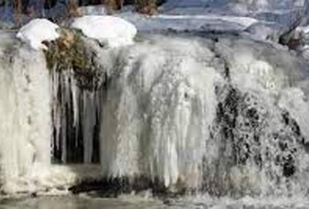 تصویری رویایی از آبشار یخی مرادیه در ترکیه