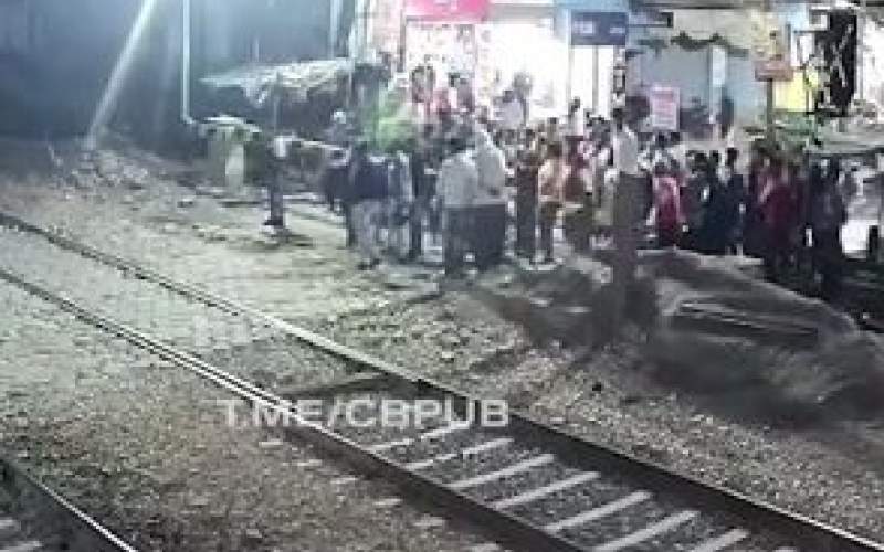 اقدام دیوانه‌وار یک جوان با رفتن به زیر قطار!