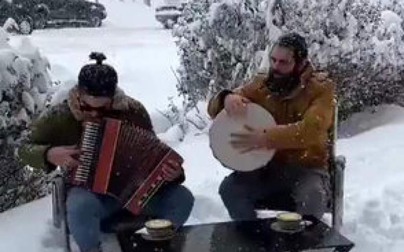 صحنه‌های از نواختن موسیقی هنگام بارش برف