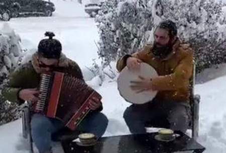 صحنه‌های از نواختن موسیقی هنگام بارش برف