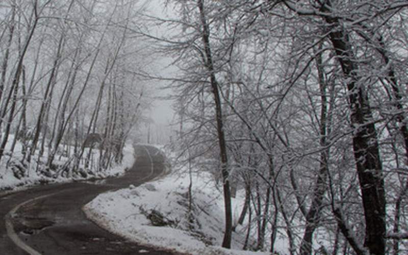 برف و باران در جاده‌های ۲۳ استان کشور