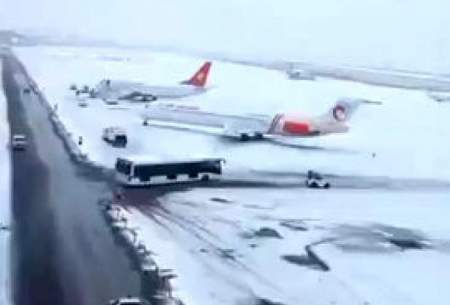 زمین‌گیر شدن هواپیماهای مشهد براثر یخبندان