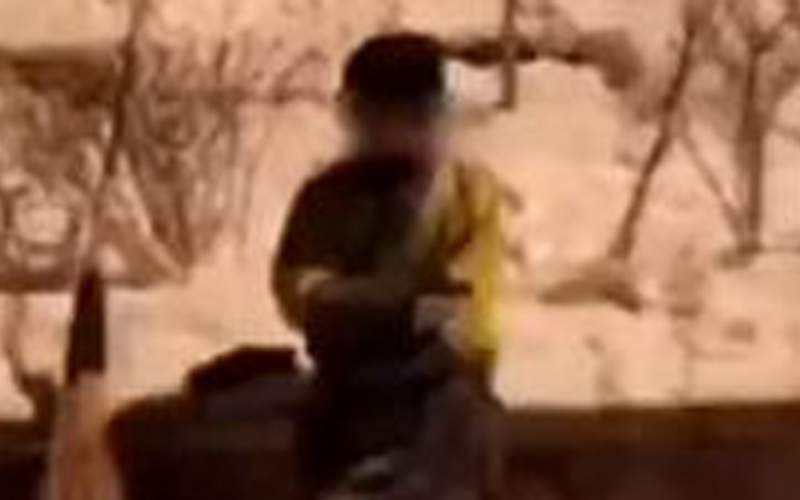 ویدئویی از رفتگری یک کودک در شب برفی تهران