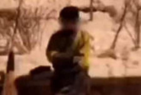 ویدئویی از رفتگری یک کودک در شب برفی تهران