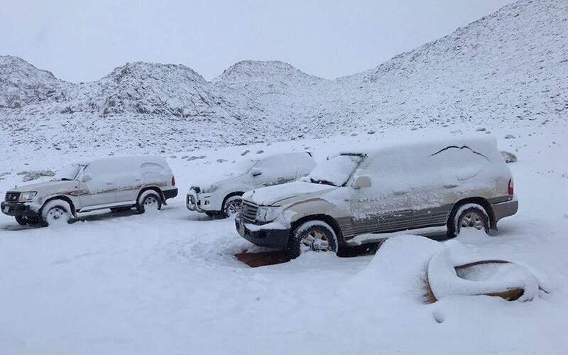 تصاویر عجیب از بارش برف در عربستان سعودی