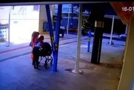 سقوط یک خودرو روی سر یک مادر و نوزادش