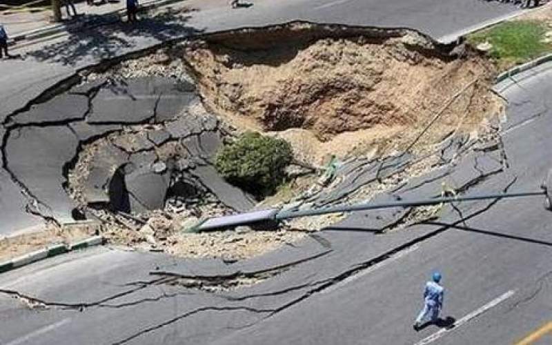 نشست زمین در کرمان؛لاستیک ۲۵ خودرو ترکید