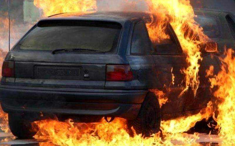 آتش‌‌زدن عمدی یک خودرو توسط افراد ناشناس