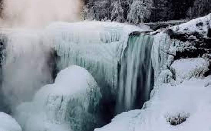 صحنه‌ای زیبا از آب شدن یخ‌ها در فیروزکوه
