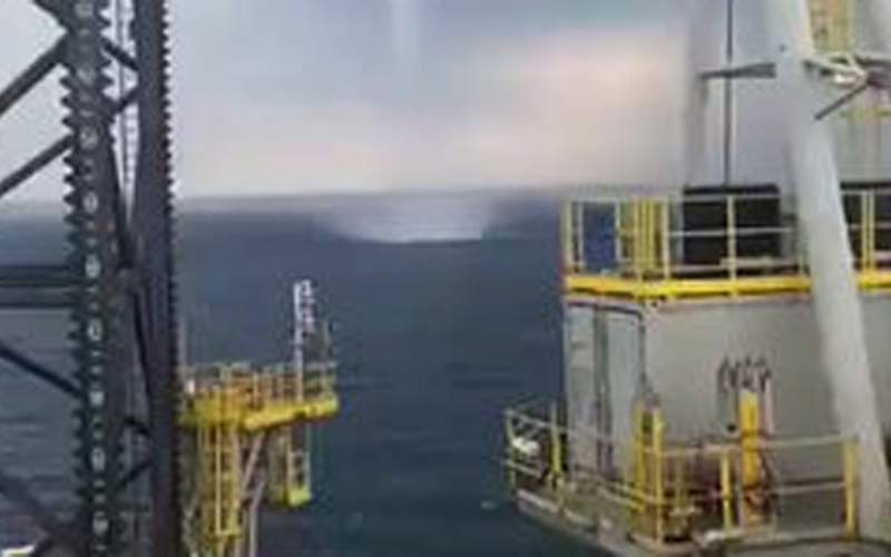 تصاویری از گردباد در یک سکوی نفتیِ خلیج فارس