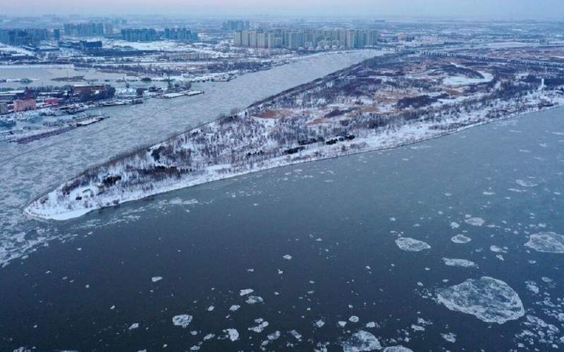 ویدیویی از خروج گاز طبیعی از زیر رودخانه یخ‌زده