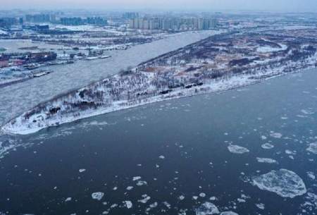 ویدیویی از خروج گاز طبیعی از زیر رودخانه یخ‌زده