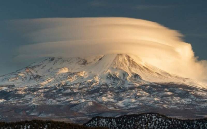 تایم‌لپس از پدیده ابرهای عدسی بر فراز کوه شستا