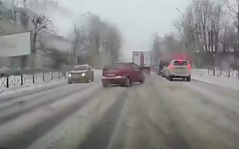 مهارت یک راننده در جاده لغزنده /فیلم