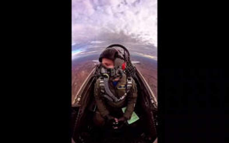 حرکات نمایشی جذاب جنگنده اف ۵ در آسمان