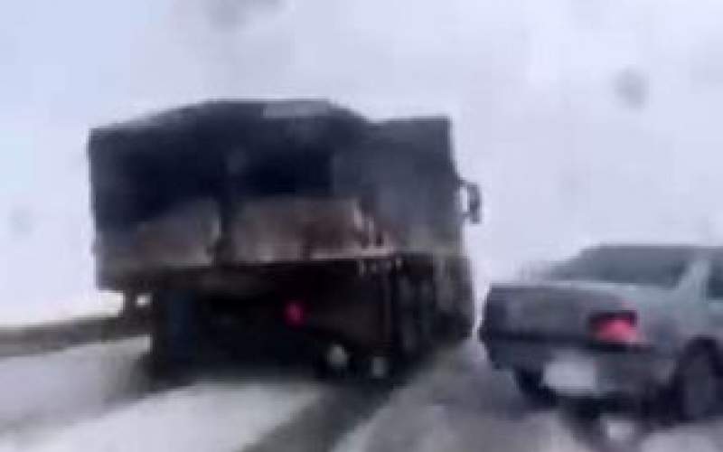 برخورد کامیون با سواری تندر در برف پیرانشهر
