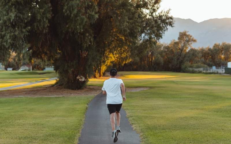 آیا دویدن معکوس بهتر کالری می‌سوزاند؟