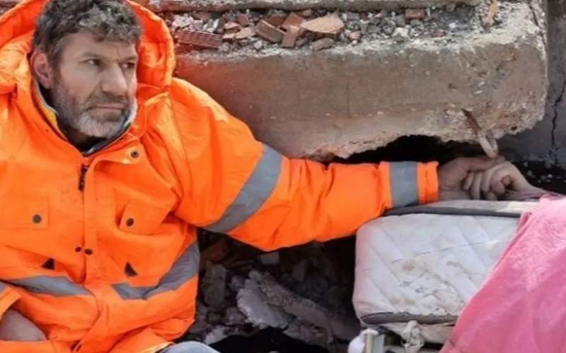 تلخ‌ترین عکس ازیک پدر کنار جسددخترش در زلزله