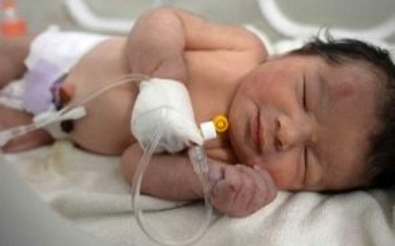 تولد یک نوزاد زیر آوار پس از کشته شدن مادرش