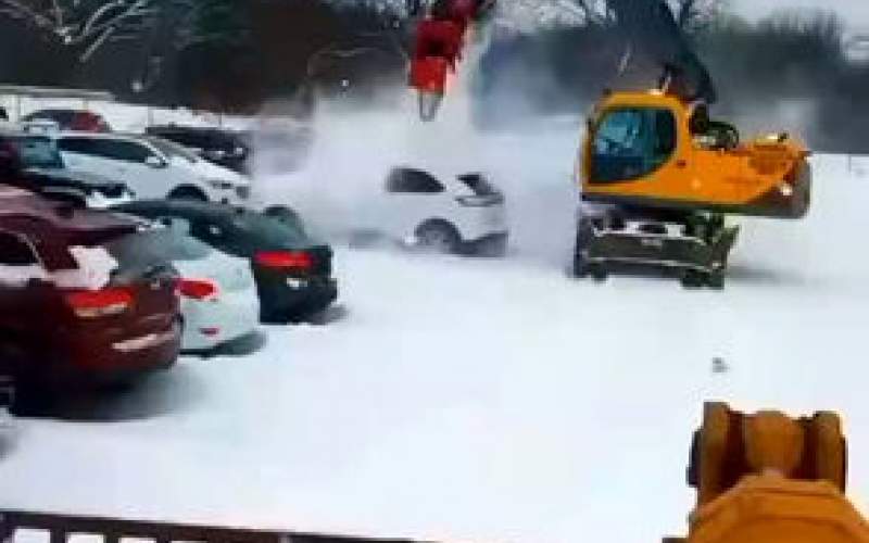 سیستم جالب پاک کردن برف از ماشین‌ها در کانادا