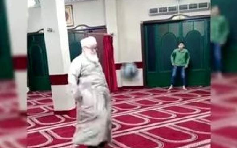 جنجال‌ فوتبال بازی کردن‌ امام جماعت‌ در مسجد