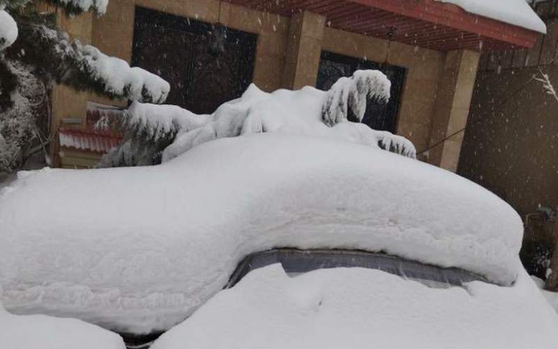 مدفون شدن ماشین در برفِ تهران /عکس