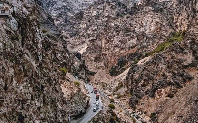 جاده‌ای صعب العبور، اما زیبا در دل افغانستان