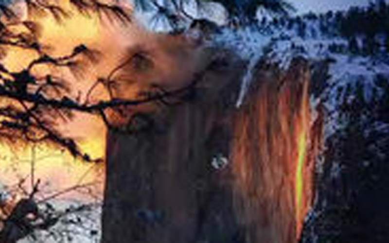تصاویر باورنکردنی از آبشار آتش وسط پارک