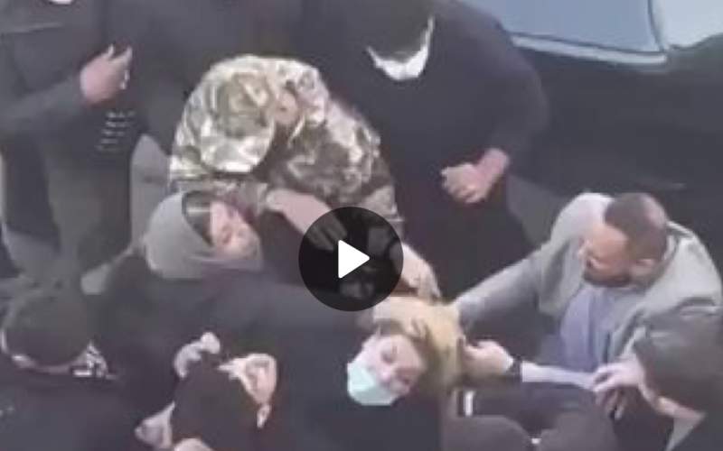 ویدئویی از برخورد غیرانسانی یکی از ماموران لباس‌ شخصی با مادر معترض یکی از دانش‌آموزان که بر اثر حمله شیمیایی روز چهارشنبه به مدرسه ۱۳ آبان تهران مسموم شده، منتشر شده که بازتاب وسیعی در شبکه‌های اجتماعی در پی داشت.