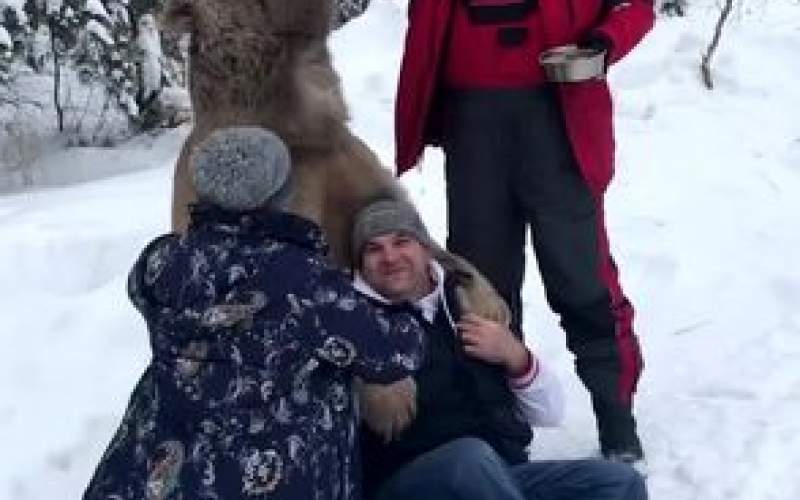 دوستی جالب و دیدنی یک مرد با خرس غول‌پیکر