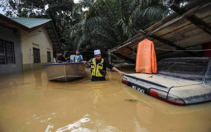سیل در مالزی بیش از ۳۵ هزار نفر را آواره کرد