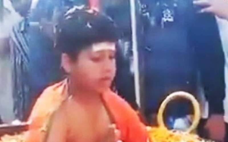 ویدئویی ازکودک هندی نشسته در دیگ آب جوش