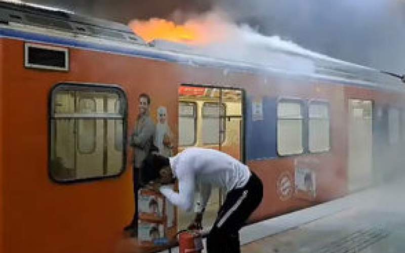 اولین فیلم از آتش‌سوزی امروز در متروی تهران