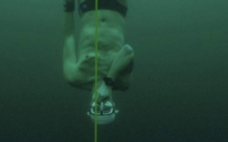 شکستن رکورد جهانی شنا زیر یخ با حبس نفس
