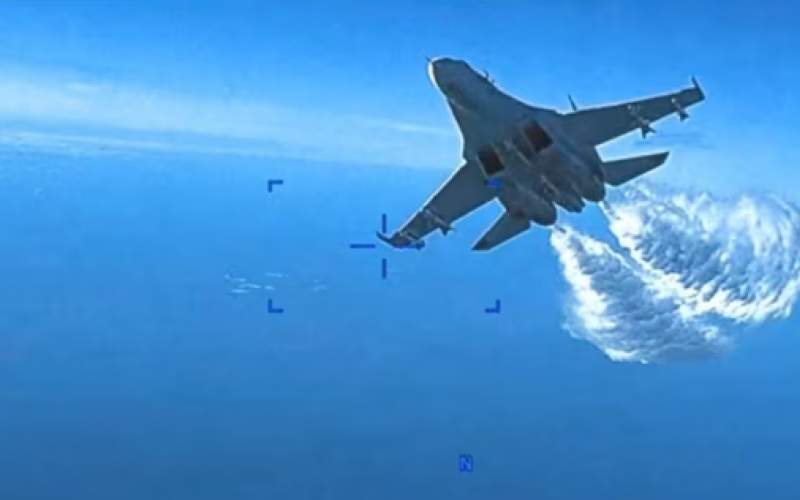 رویارویی جنگنده‌ روس با پهپاد آمریکا