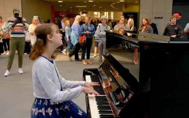 ببینید: پیانو نوازی خیره‌کننده دختربچه نابینا