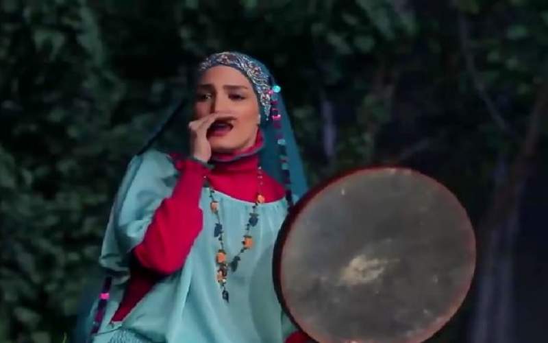 همخوانی جالب زن شیرازی بایک خواننده خیابانی