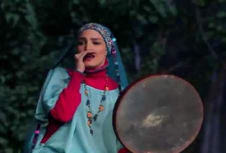 همخوانی جالب زن شیرازی بایک خواننده خیابانی