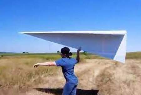 پرواز بزرگترین هواپیمای کاغذی جهان/فیلم