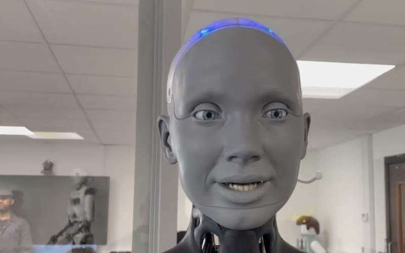 رباتی که به زبان‌های مختلف صحبت می‌کند