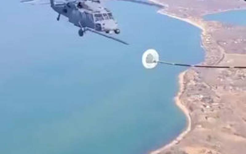سوخت‌گیری هلیکوپتر در حال پرواز /فیلم